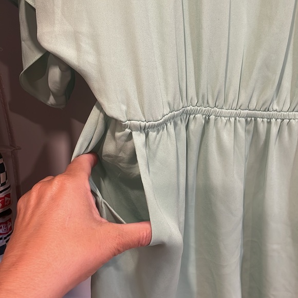 beautiful shorts romper has pockets. Elastic waist, open back with a tie. Pretty - Picture 3 of 3